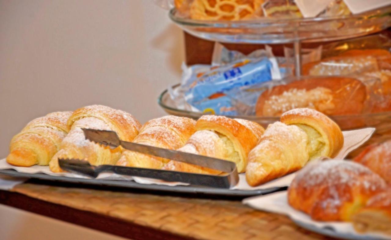 Bed & Breakfast A Castel Capuano Наполи Екстериор снимка